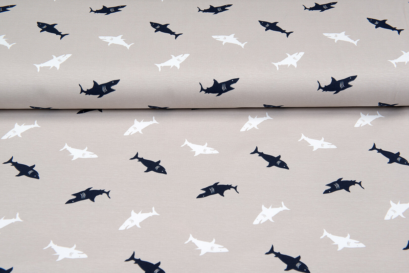Baumwolljersey bedruckt sharks sand-taupe
